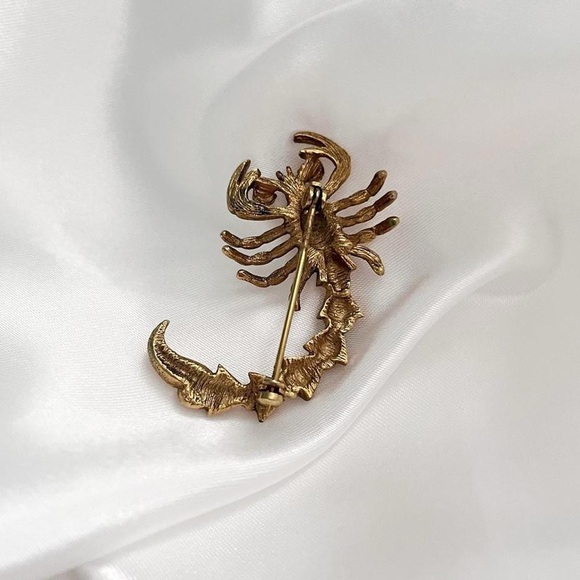 SOLD Vintage Gold Tone Scorpion Brooch Pin - Picture 4 of 8
